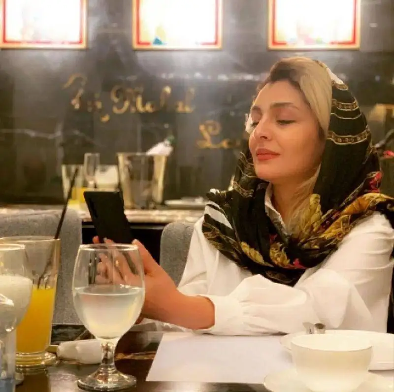 عکس - استوری جدید(از ساره بیات)با استایلی زیبا در یک رستوران شیک و لاکچری