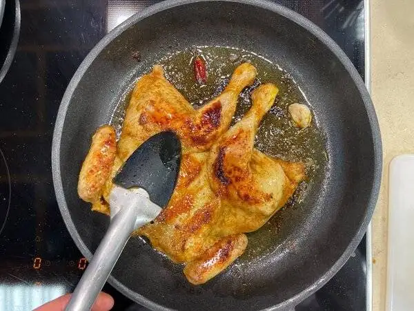 خروس سرخ شده با مرینیت ویژه در کنار سیب زمینی برشته - مراحل کامل روش تهیه + تصاویر