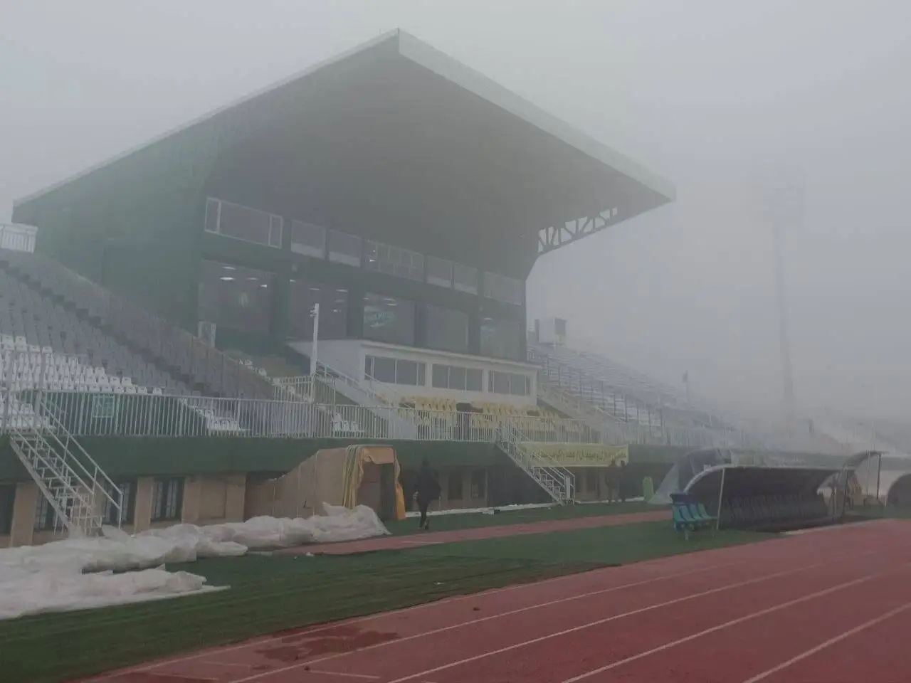 تصویر - مه شدید در اراک؛ یک بازی لیگ برتر به تاخیر افتاد