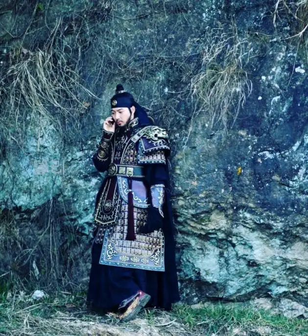 (جومونگ) در حال صحبت با موبایل در پشت صحنه سریال جومونگ