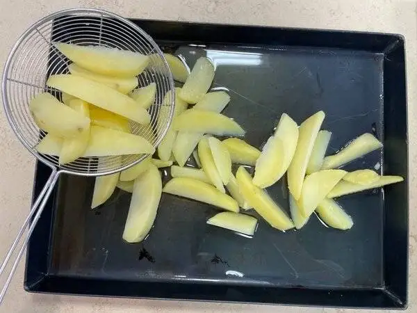 خروس سرخ شده با مرینیت ویژه در کنار سیب زمینی برشته - مراحل کامل روش تهیه + تصاویر