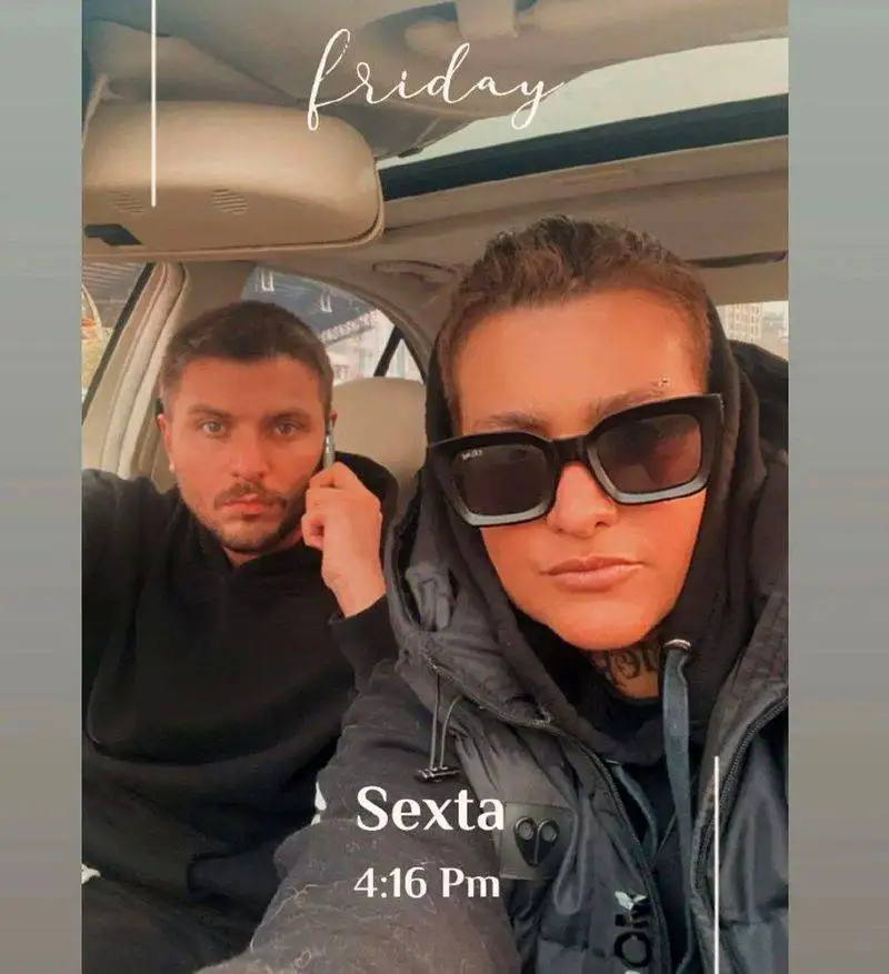 سفر در زمان - تصویری سلفی در ماشین از دارا حیایی پسر امین حیایی و مادرش - روز به روز بیشتر شبیه مامانش میشه!