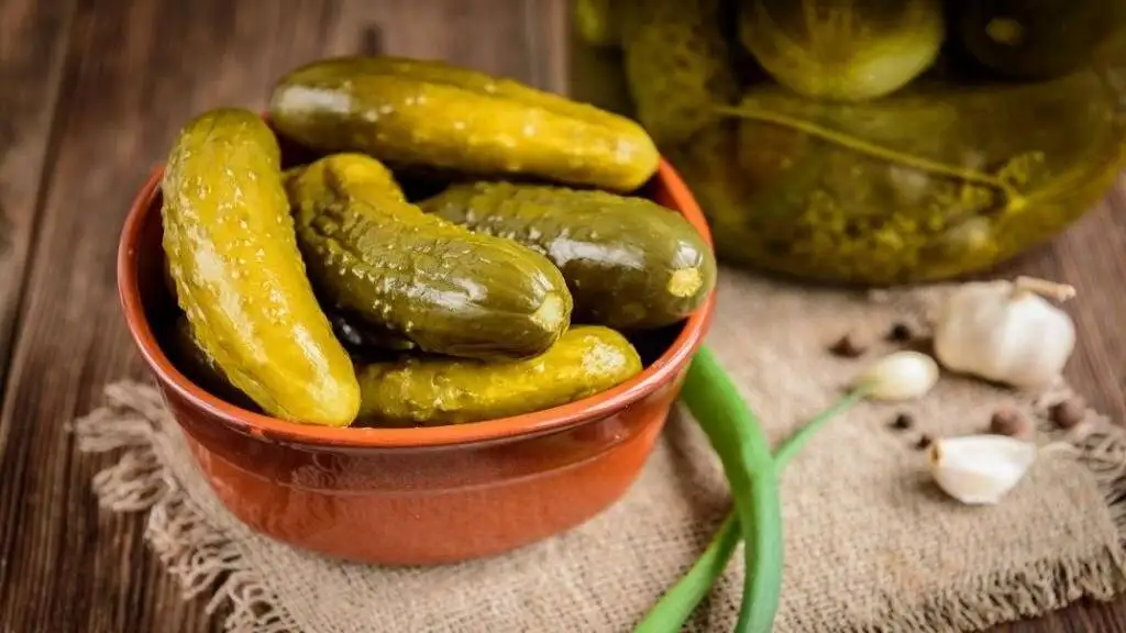 آیا مصرف خیارشورهای فله ای خطرناک است؟ - احتمال اضافه کردن (کات کبود) به خیارشورها