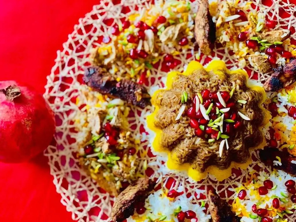 تازه عروس ها بخوانند: شیک ترین مدل دیزاین سفره یلدا + منوی کامل شام برای درخشیدن در نخستین یلدای مشترک