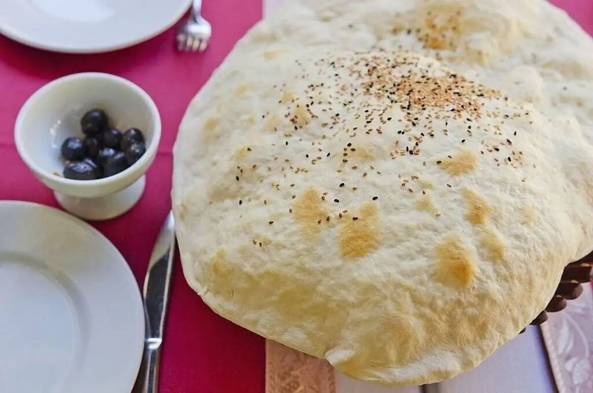 بوی نان تازه می آید همی!