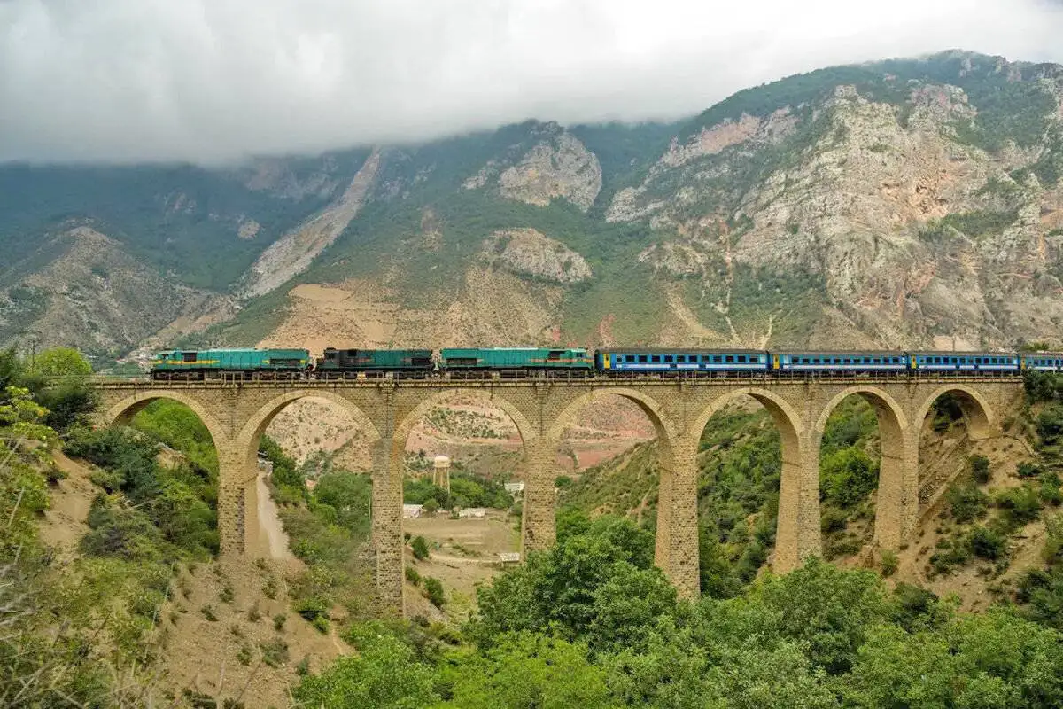 تعریف مسیرهای جدید برای قطارهای گردشگری - قطار شیرگاه دائمی شد - برنامه ریزی برای آینده گردشگری ریلی