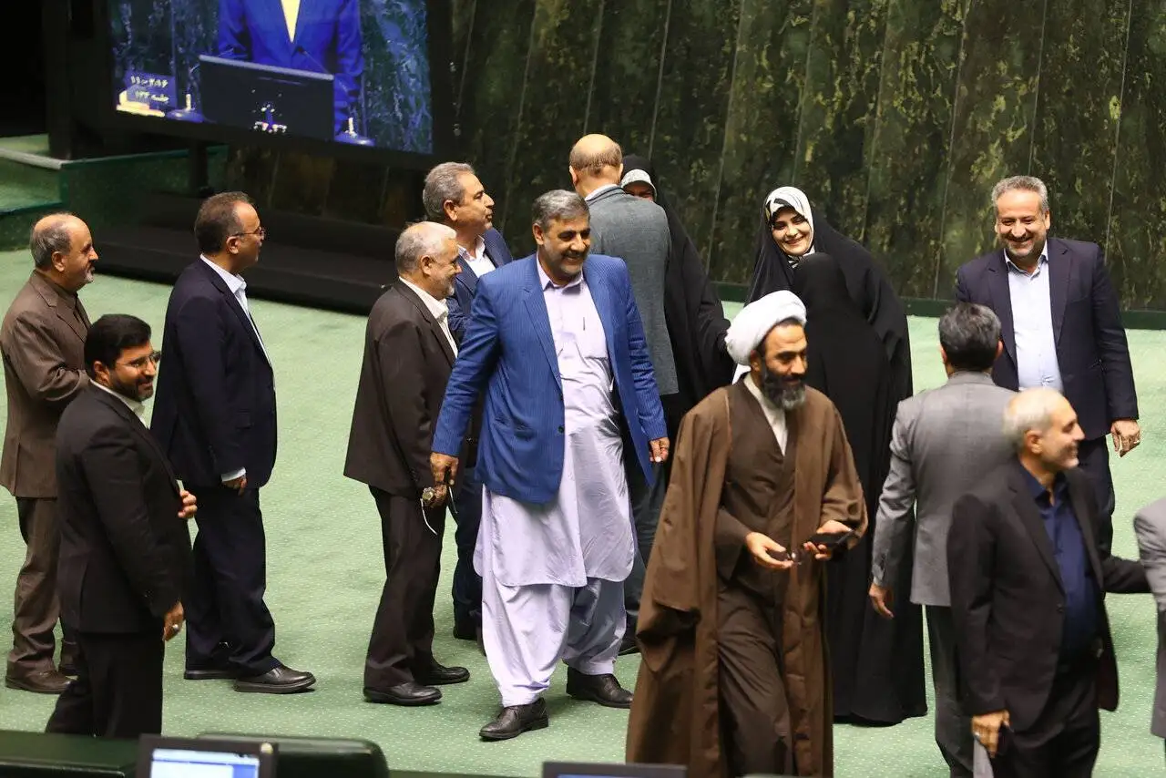 تصویر - نخستین تصاویر از نماینده زن بعد از ازدواج در مجلس