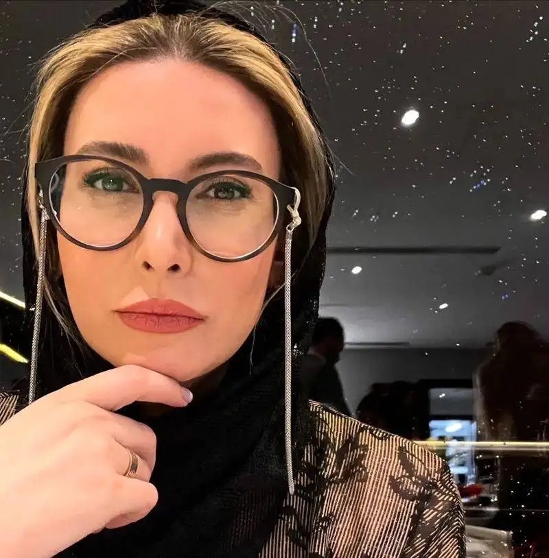 فریبا نادری با ژست و استایل خاص و تا حدی جالب در فرانسه - خانم بازیگر مثل دخترای 18 ساله میمونه!