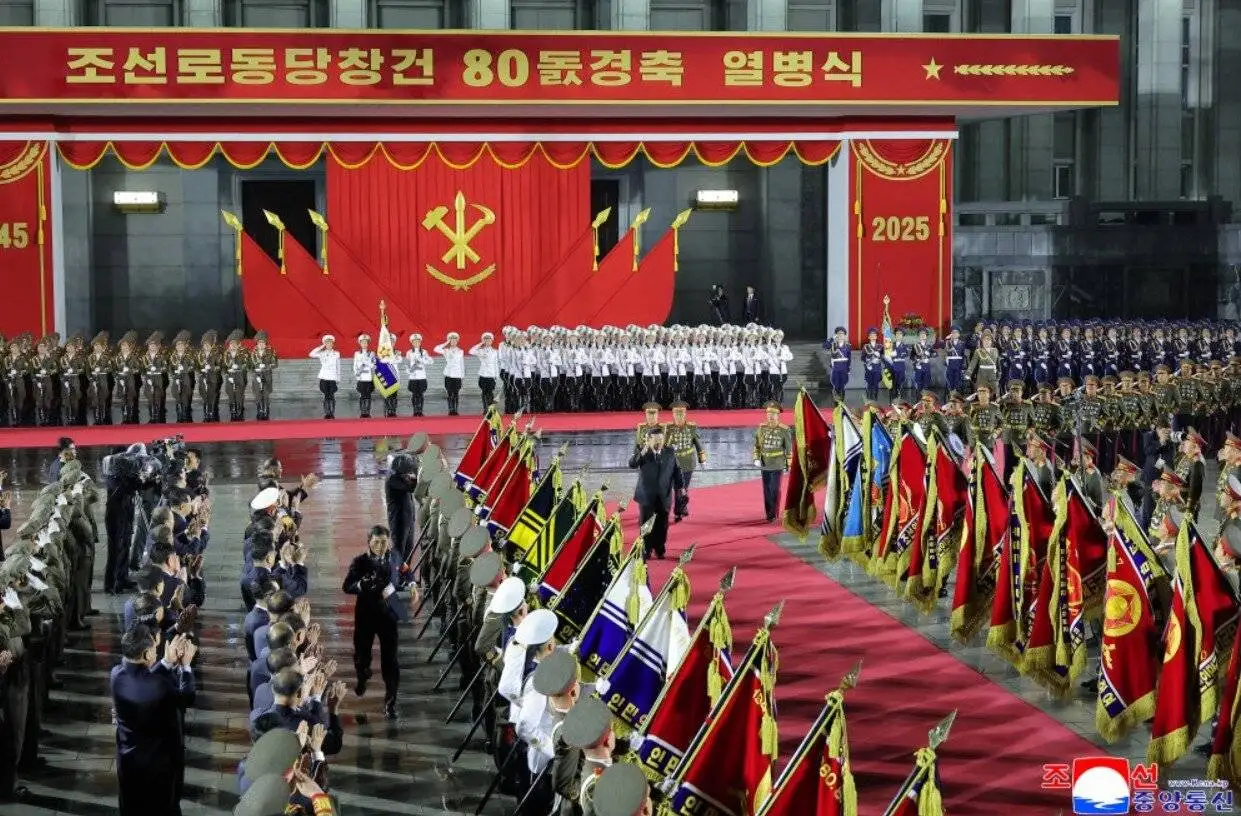 کره شمالی موشک قاره پیمای جدید خود را با حضور مدودف به نمایش گذاشت؛ کیم آمریکا را تهدید هسته ای کرد؟ - عکس