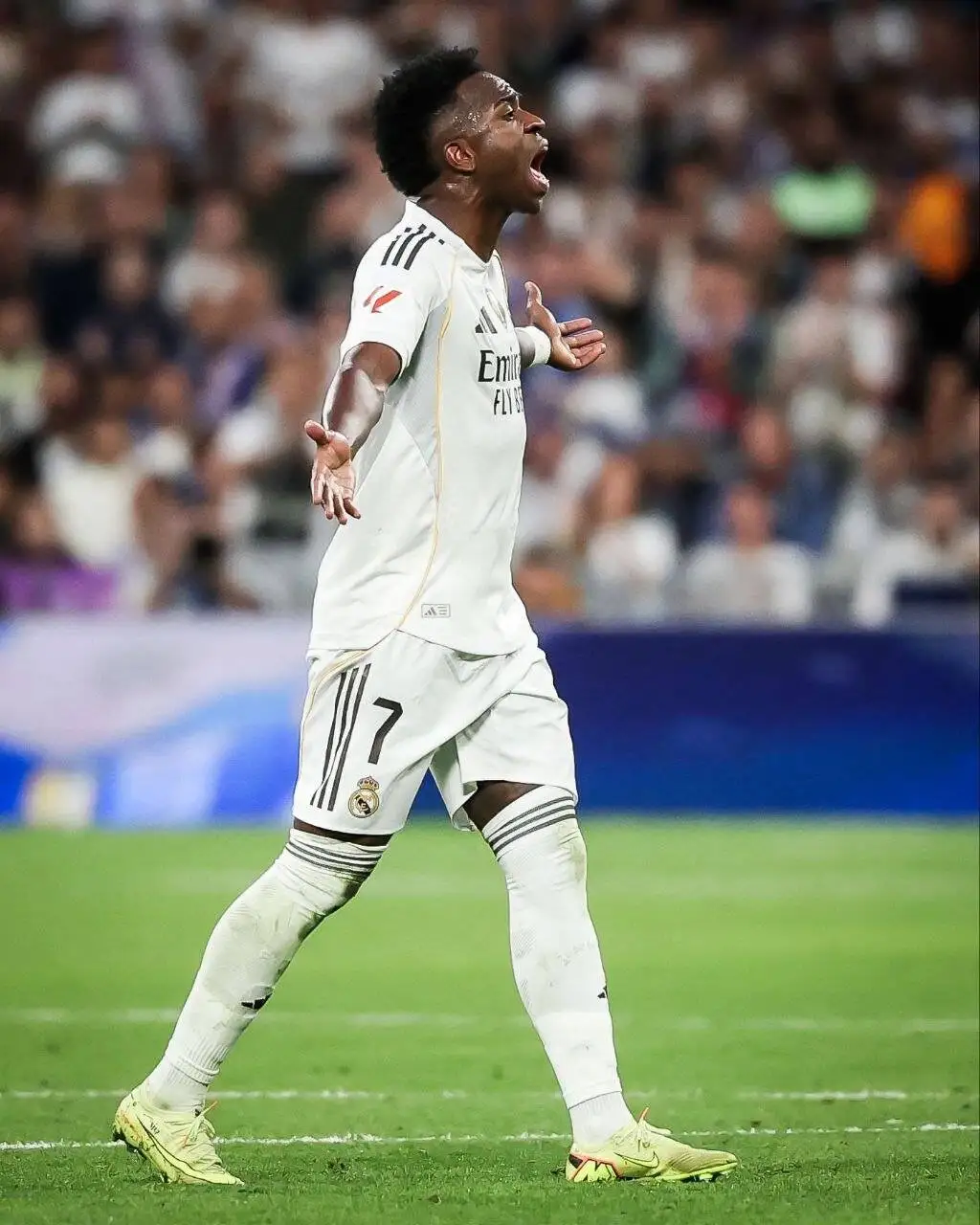 عکس - رفتارهای زشت وینیسیوس بعد از تعویض در الکلاسیکو