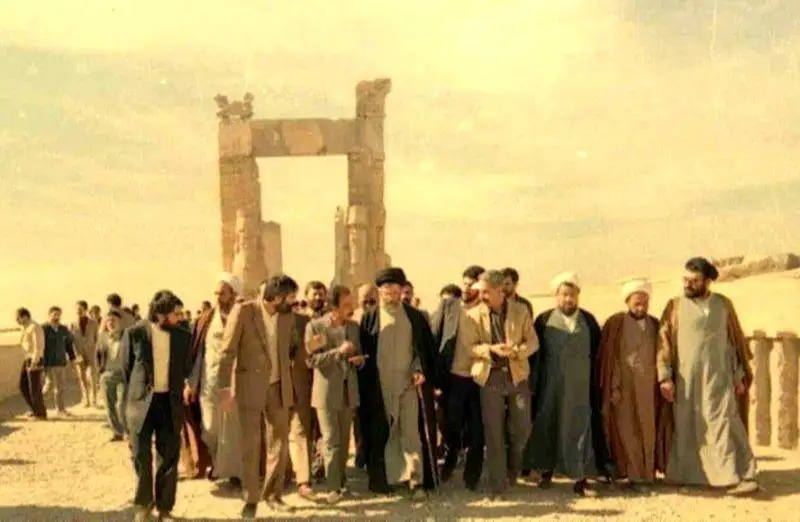 عکس هایی از (رهبری انقلاب) در بازدید از (تخت جمشید) در سال 1367 ! - ابهت 2 نسل در قاب های زیبا !
