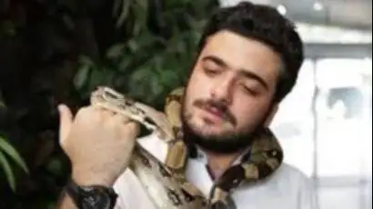 عکس سفر زمان - (بهروز) (سریال بچه مهندس) در 20 سالگی در کنار (ترلان پروانه) در یک همایش