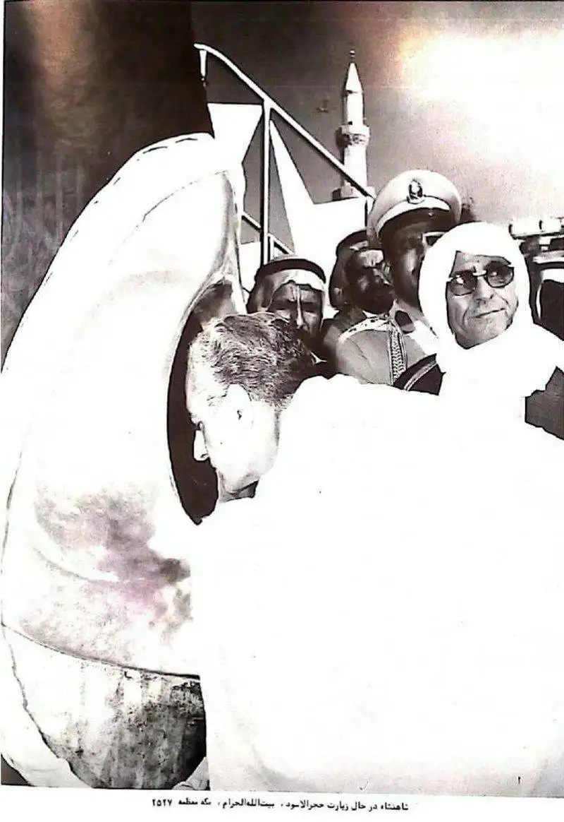 عکس سفر در زمان - محمدرضاشاه در حال زیارت حجرالاسود کعبه 1347 خورشیدی