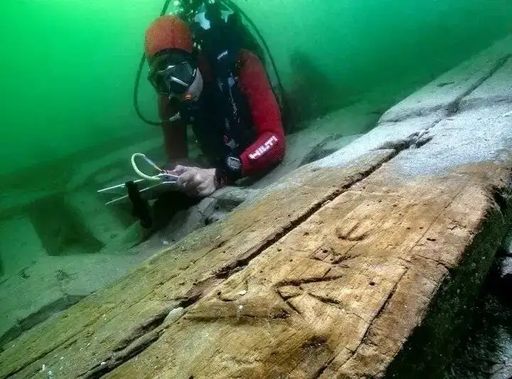 کشف کشتی تفریحی باستانی در عمق 7 متری دریا - عکس