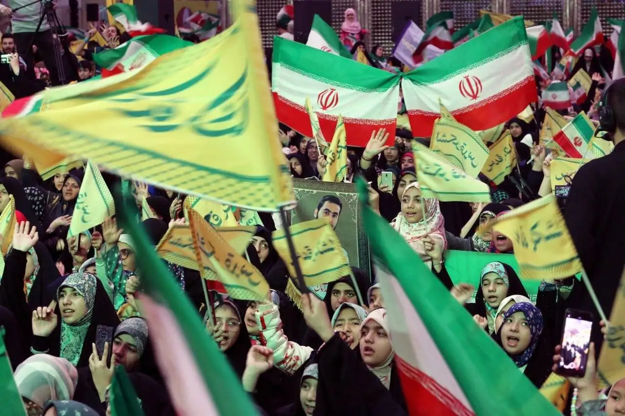 خبر نسل چهارم، پای کار انقلاب