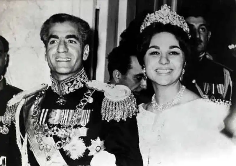 سفر در زمان - فرح دیبا دل معشوقه اش را شکست تا با شاه پهلوی ازدواج کند - کریم پاشا بهادری همکلاسی اش بود اما .... + تصاویر