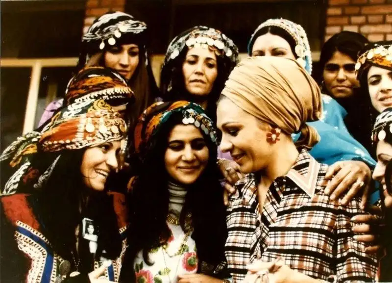 عکس - سفر در زمان - فرح پهلوی با گوشواره پلاستیکی ارزان قیمت در بین زنان لر - سال 1337