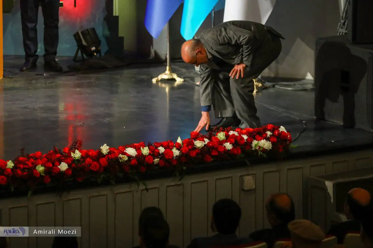 تصاویر - قاب هایی ماندگار اهدای جوایز برندگان جشنواره فجر توسط پزشکیان