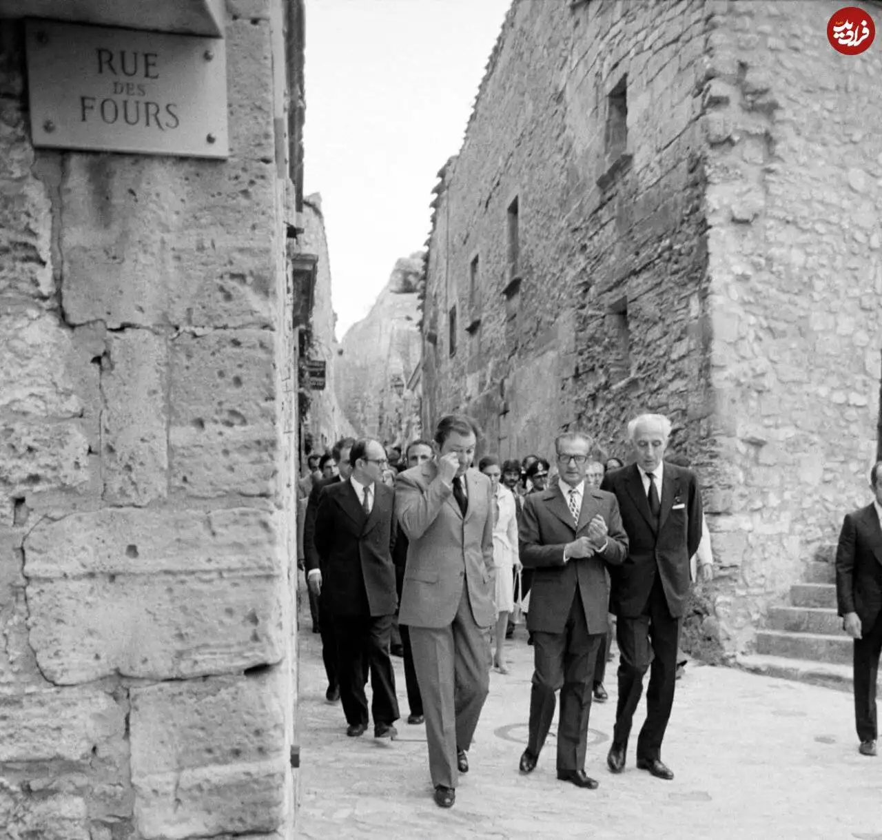 تصویر - قدم زنی محمدرضا پهلوی با هیات خارجی در کوچه های پاریس در سال 1353