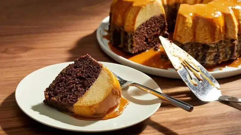 کیک کارامل سوئدی؛ ترکیب شگفت انگیز شکلات و کارامل برای یک دسر جذاب