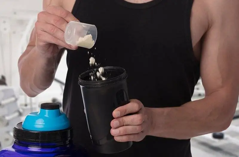 چرا مصرف بی قاعده مکمل ها بلای سلامت جوانان است؟