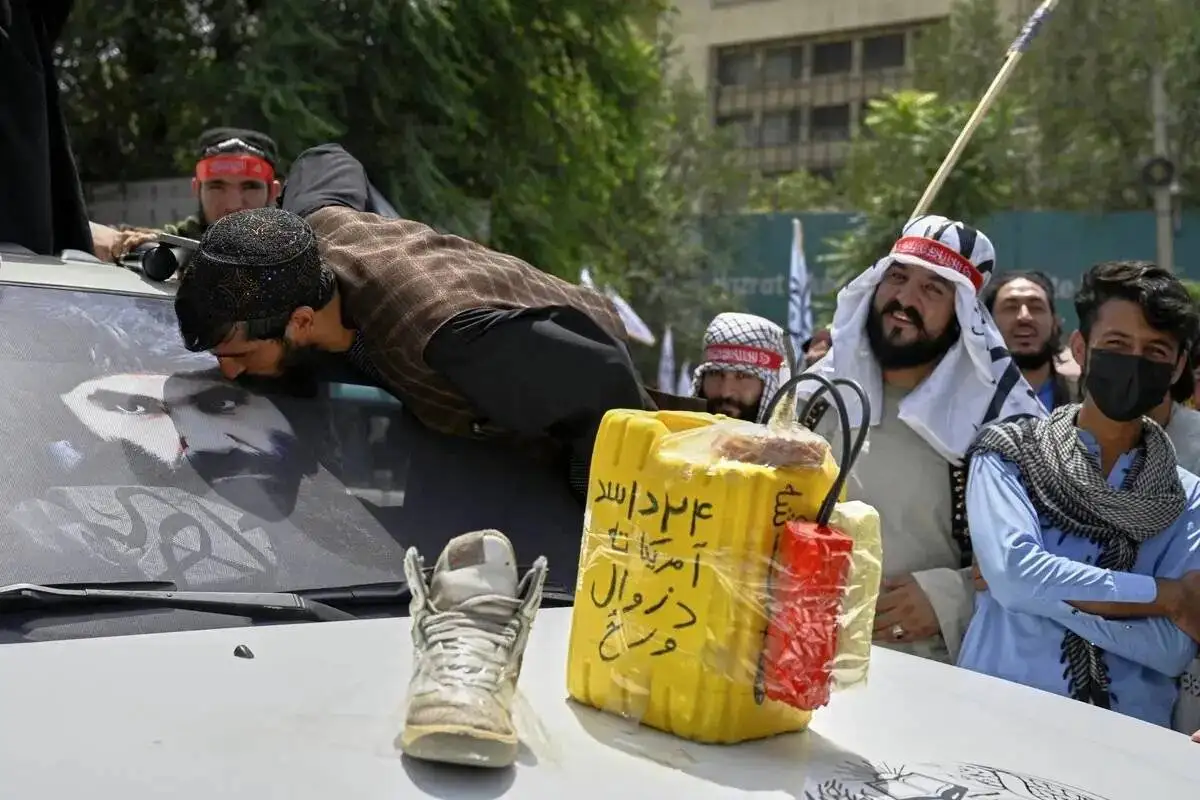 تصاویر - از بالگرد تا جعبه های انتحاری؛ جشن چهارمین سال به قدرت رسیدن طالبان در افغانستان