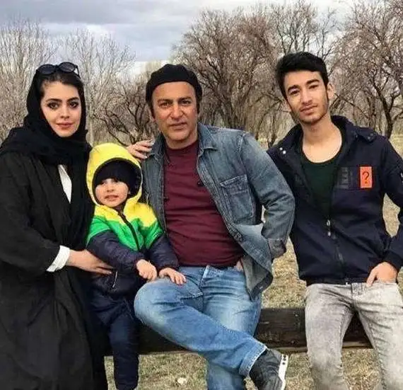 عکس - دکور خانه و آشپزخانه جذاب و دیدنی حمیدرضا آذرنگ - خیره شدن سگش به گربه پشت پنجره ...