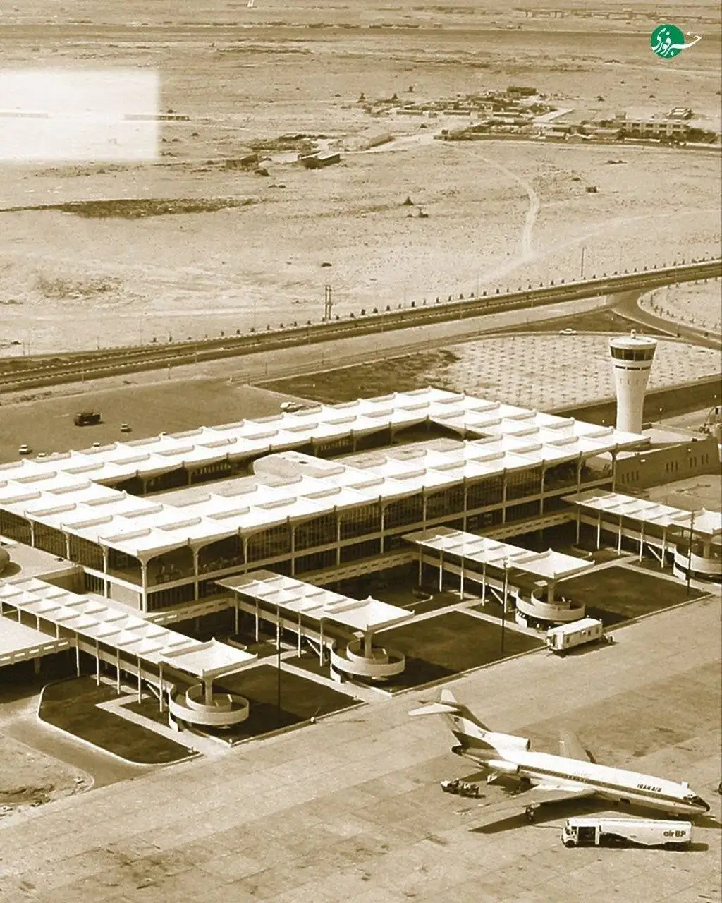 تصویر - تصویری از حضور هواپیمای ایرانی در فرودگاه دبی سال ها پیش از توسعه امارات