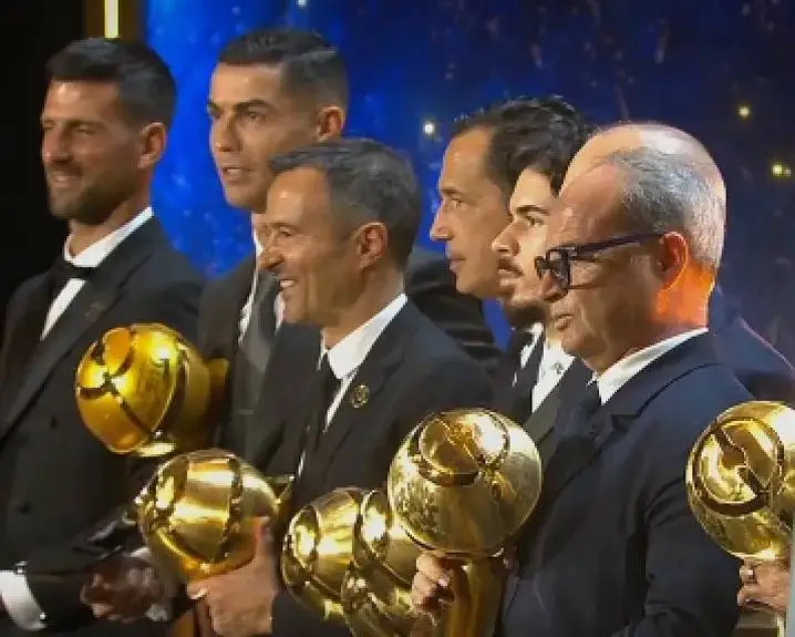 تصویر - رونمایی از برنده های گلوب ساکر؛ رونالدو و دمبله جایزه گرفتند