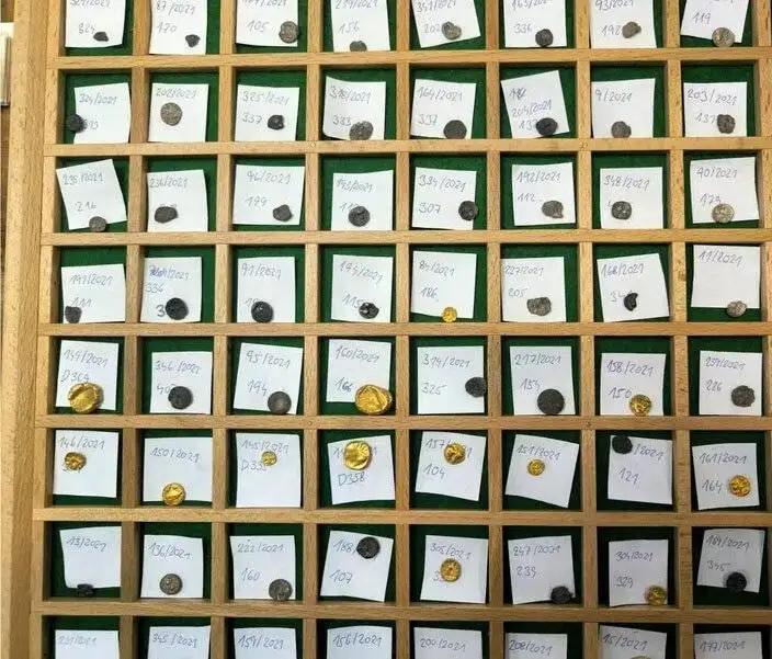 کشف سکه های باستانی در یک مکان غیرمنتظره! + عکس