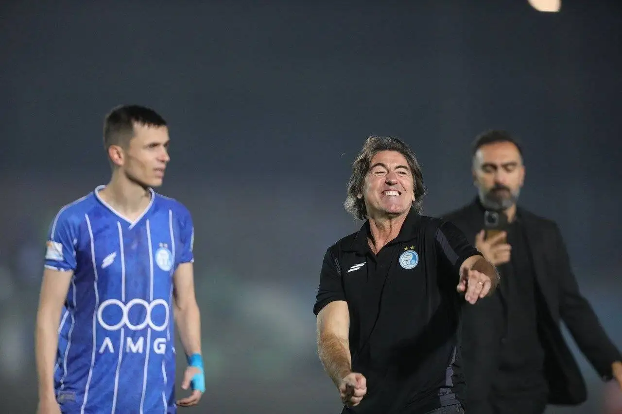 عکس - خوشحال ترین سرمربی لیگ ایران؛ مشت های گره کرده ساپینتو بعد از برد بزرگ