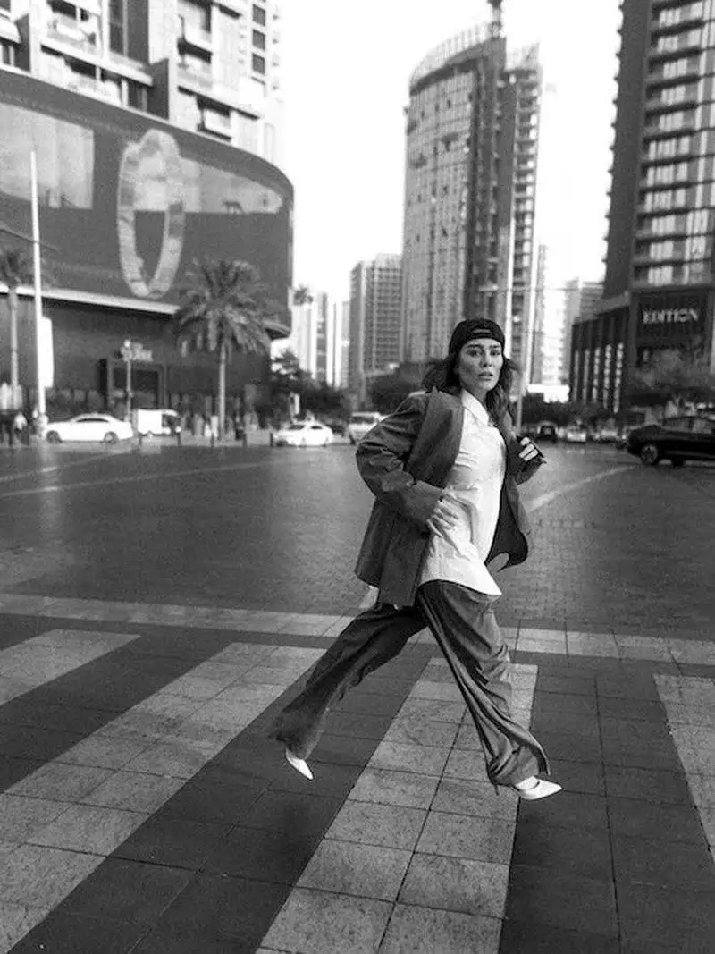 سحر قریشی با کت وشلوار اورسایز در خیابان های دبی - چهره ای جدید و بحث برانگیز خانم بازیگر