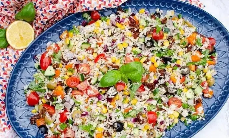 این سالاد خوشمزه را با برنج باقی مانده داخل یخچال درست کنید