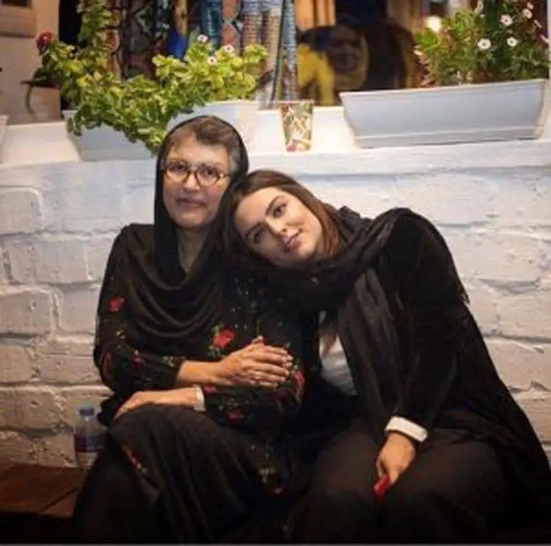 تصاویر - تصویری عاشقانه از رویا تیموریان و دخترش دنیا مدنى بازیگر نقش فرناز سریال رهایم نکن در سن 65سالگی 