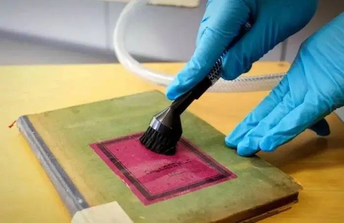 چطور کتاب ها را بدون آسیب زدن تمیز کنیم؟ ؛ راه حل های ساده تمیز کردن کتاب در خانه