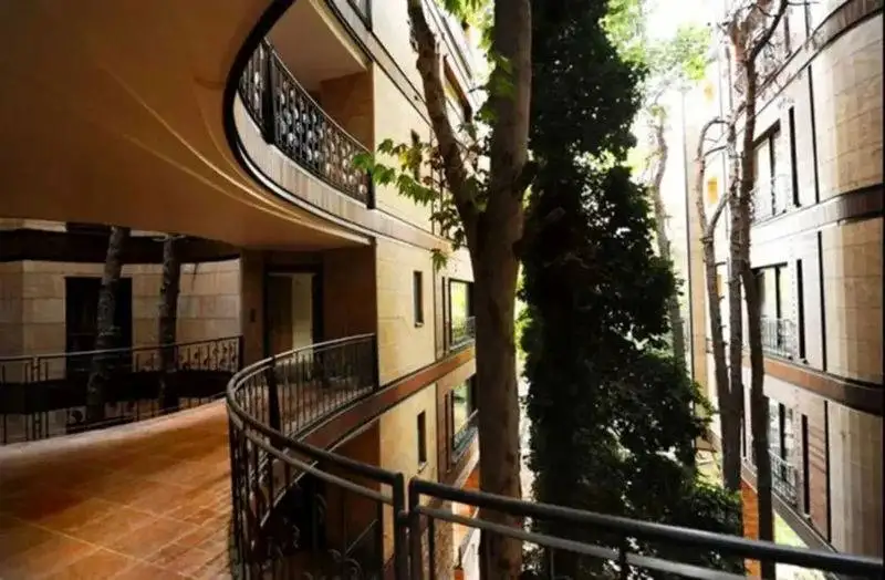 ویدیو - معماری پایدار خلاقانه؛ پروژه بی نظیر نیاوران که 120 درخت را در وجود خود نگه داشته