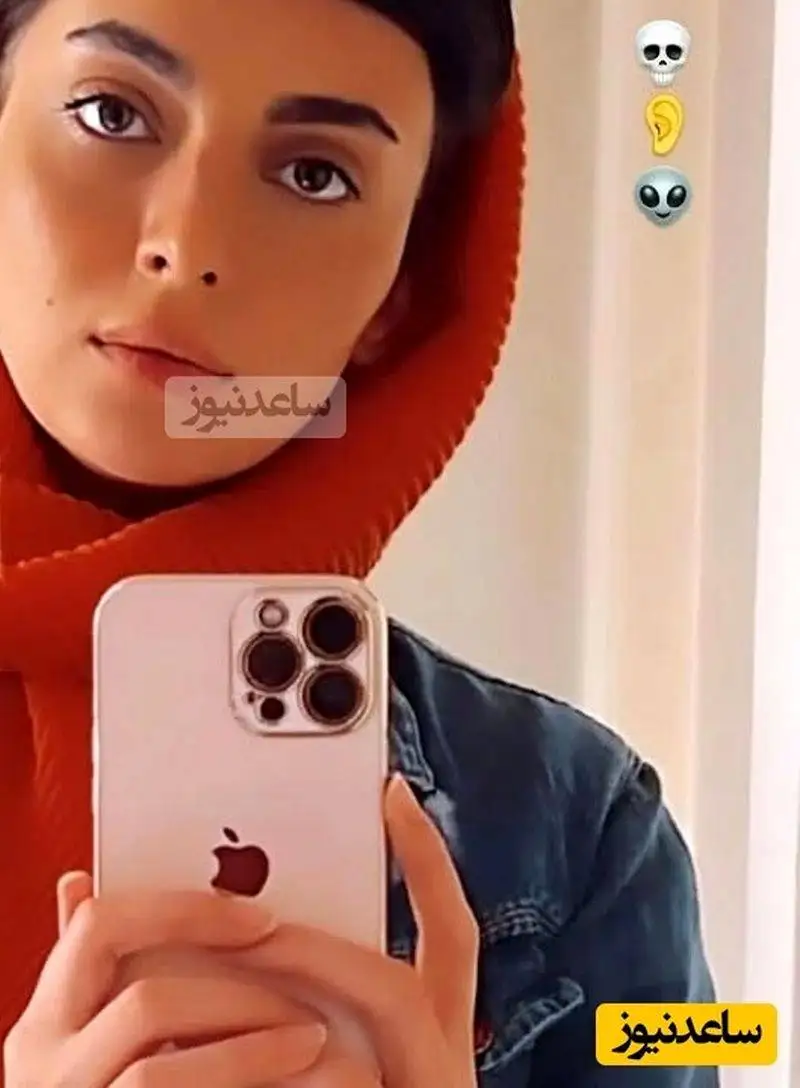 (مرضیه توفیقی) سریال بچه مهندس 3 در حال سلفی گرفتن در آینه - سال 1401