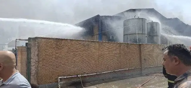 آتش سوزی گسترده در کارخانه رنگ سازی - عکس