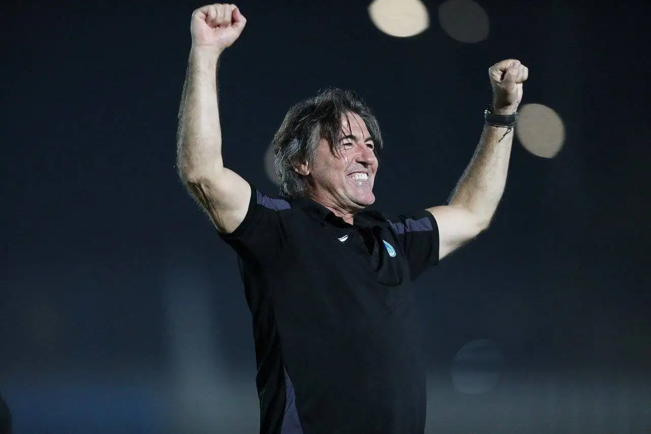 عکس - خوشحال ترین سرمربی لیگ ایران؛ مشت های گره کرده ساپینتو بعد از برد بزرگ