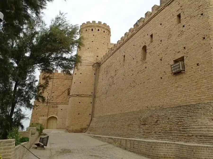 (شفیع چنانه) داوطلبانه 4 دهه میراث بان قلعه تاریخی شوش بود - میراث بانی زیر بمباران دشمن