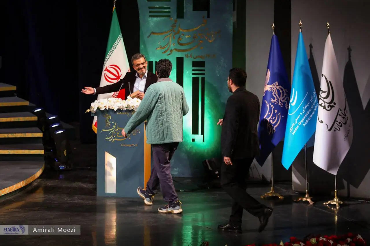 تصاویر - قاب هایی ماندگار اهدای جوایز برندگان جشنواره فجر توسط پزشکیان