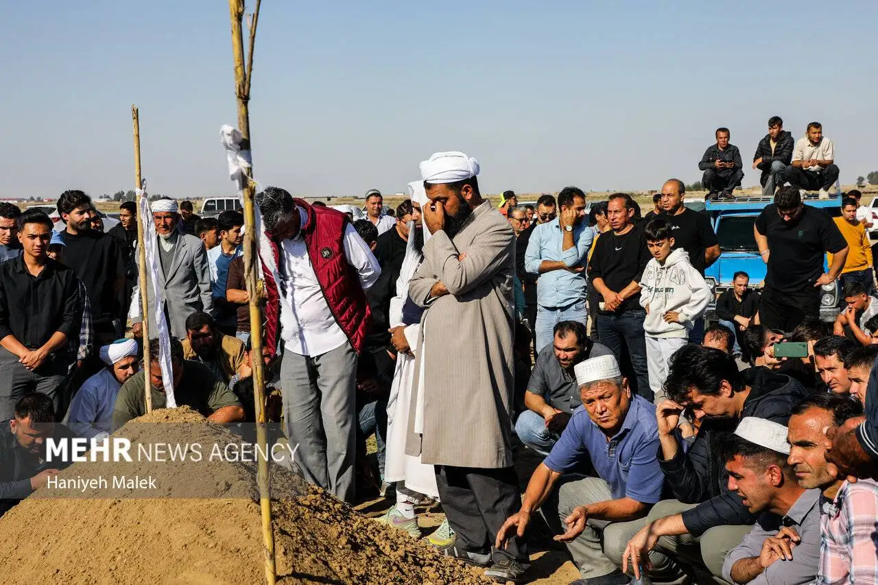 تصاویر مراسم خاکسپاری صابر کاظمی در زادگاهش