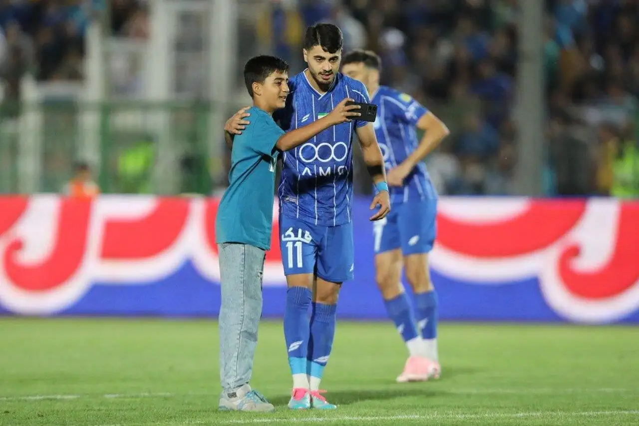 عکس - سلفی با ستاره استقلال وسط بازی!