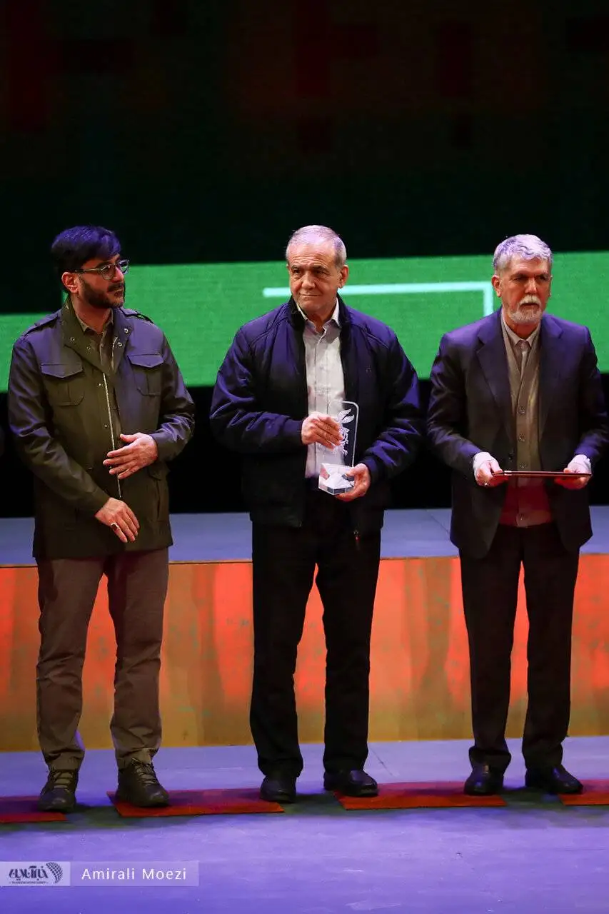 تصاویر - قاب هایی ماندگار اهدای جوایز برندگان جشنواره فجر توسط پزشکیان