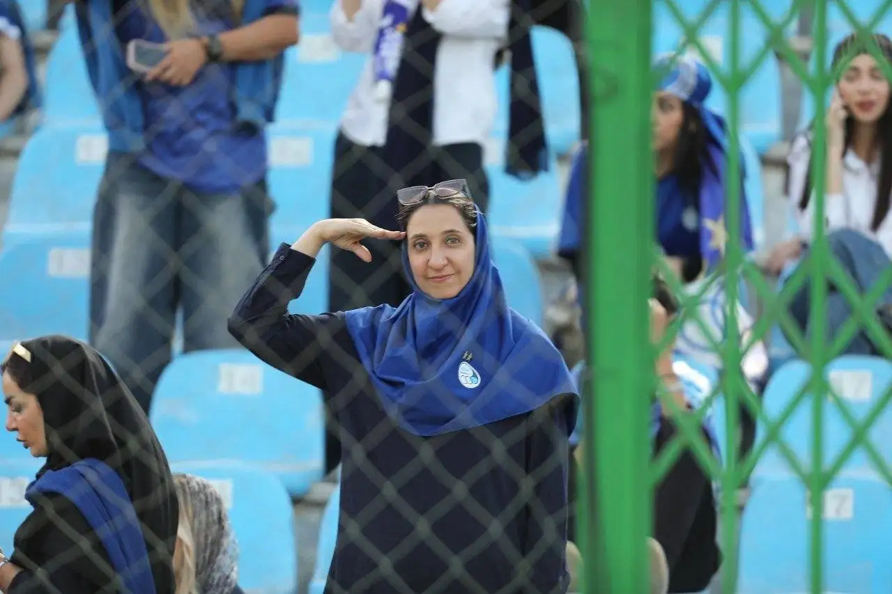 تصویر - سلام نظامی دختر استقلالی