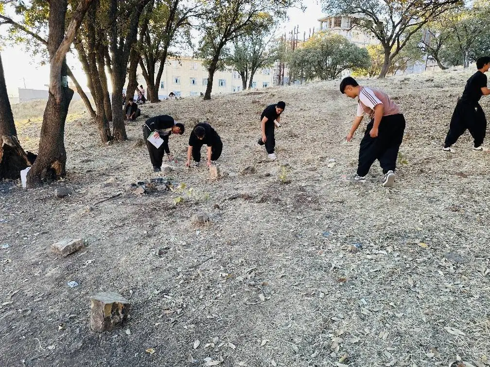 نگهبانان کوچک بلوط ها - درمورد کودکان یک روستا که همگی محیط بان جنگل های بلوط شده اند