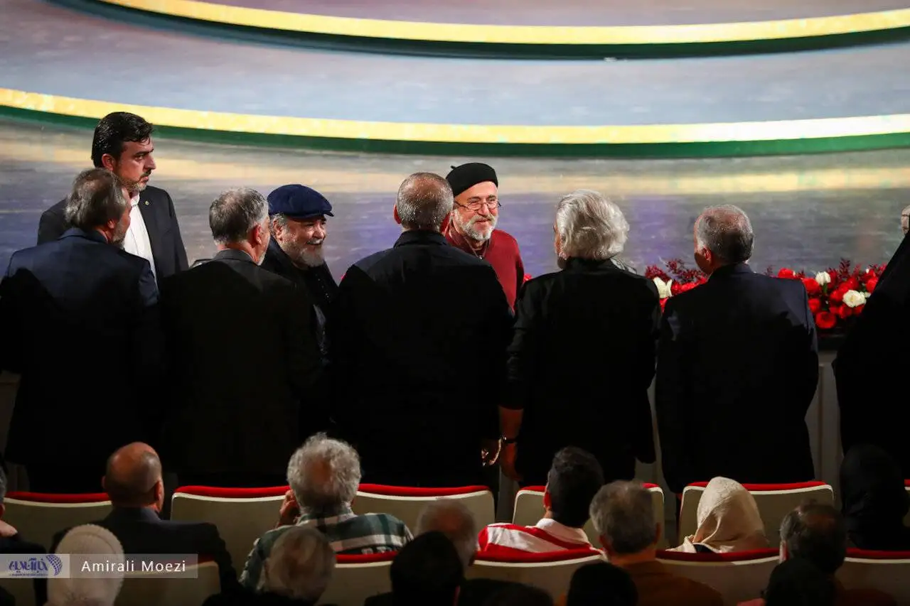 تصاویر - قاب هایی ماندگار اهدای جوایز برندگان جشنواره فجر توسط پزشکیان