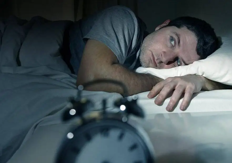 بیدار شدن های شبانه؛ خطرناک یا طبیعی؟ - 3 اشتباه رایج که خواب را تکه تکه می کند!