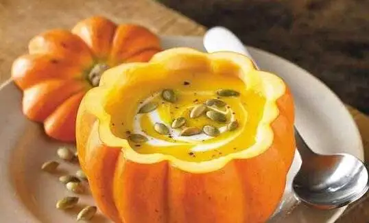 تازه عروس ها بخوانند: شیک ترین مدل دیزاین سفره یلدا + منوی کامل شام برای درخشیدن در نخستین یلدای مشترک