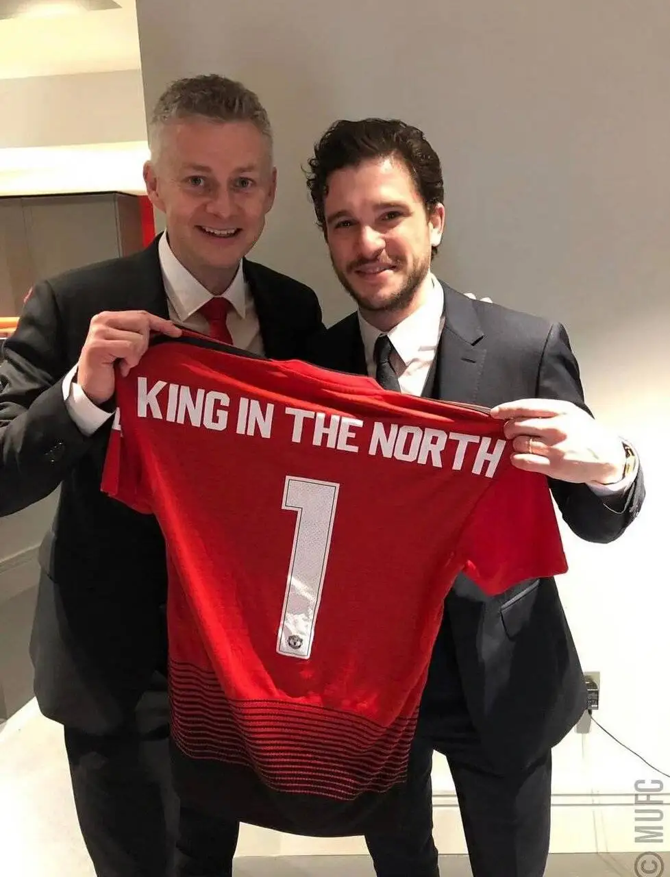 تصویر - جان اسنو در کنار اسطوره منچستریونایتد